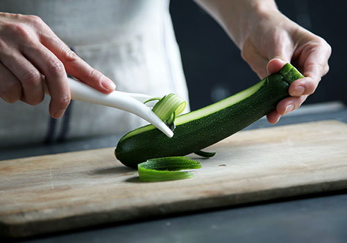 Peeling a courgette